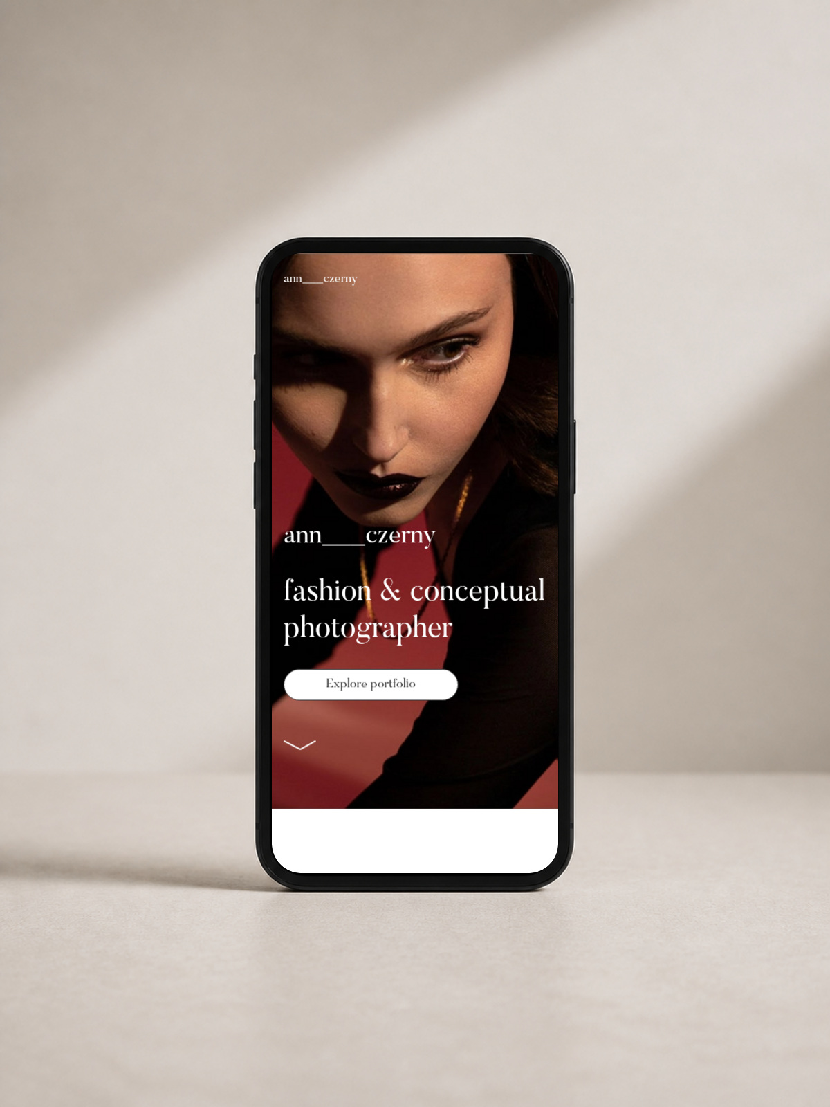Aktualna mobilna strona portfolio Ann Czerny pokazana na telefonie